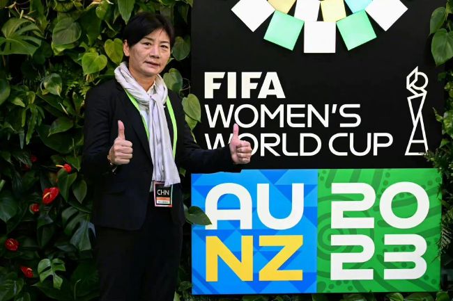 一百多名宏门子弟，在万龙殿将士的押送下，陆续离开酒吧、前往港口。